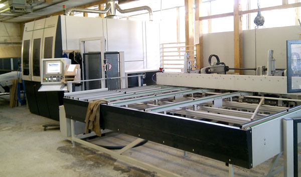 CNC Maschine von Weining Conturex in der Fertigungshalle für Holzfenster, Fenster, Haustür und  Türen
