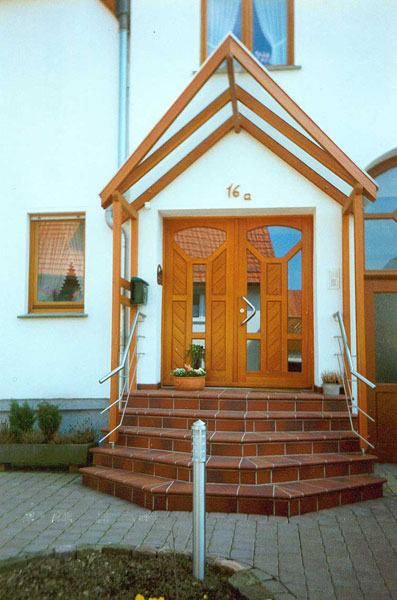 Hauseingang mit Vordach der Firma. B. Ulirch, Haustür mit Seitenteil, profiliert mit Lichtauschnitte im Kreis Höxter, Stadt Brakel, Bellersen