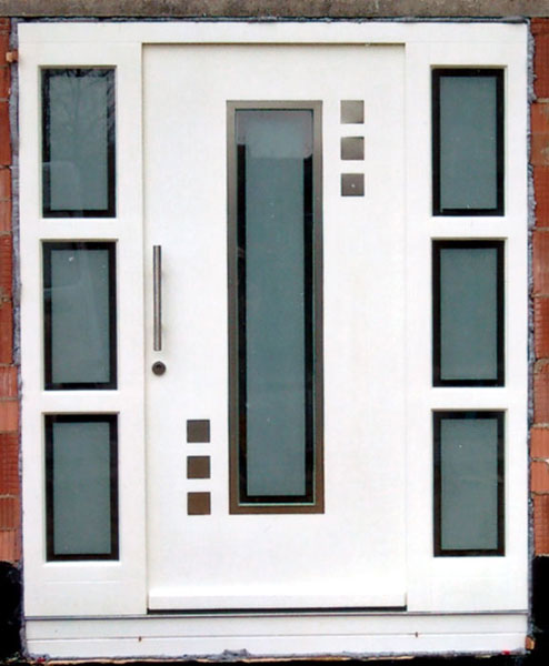 Haustür mit Lichtauschnitte mit Milchglas und Aluminium umrandet im Kreis Höxter, Stadt Warburg