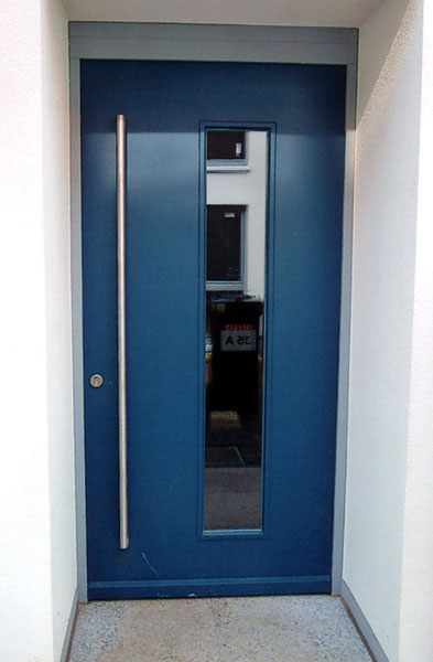 Haustür mit Stangengriff und Lichtausschnitt in der RAL-Farbe Blau im Kreis Paderborn, Schloss-Neuhaus