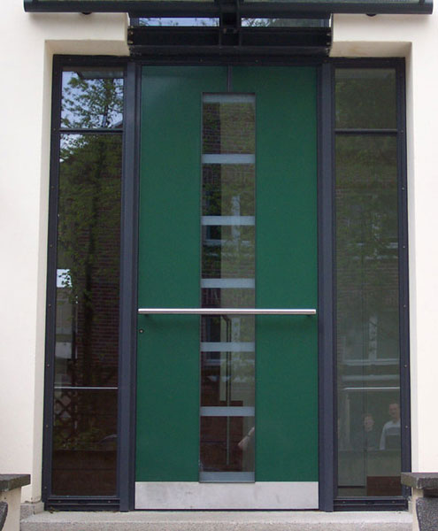 Haustür in einem Neubau in Modern Design mit Stangengriff aus Aluminium im Kreis Paderborn, Gemeinde Hövelhof