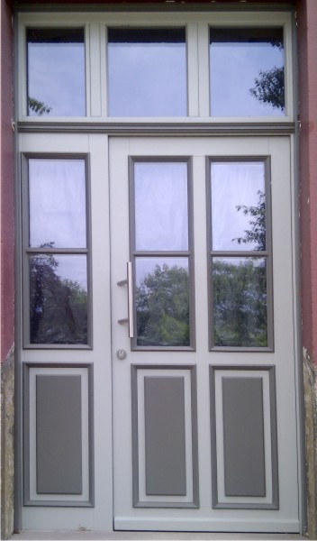 Haustür in einem Altbau als Denkmalpflege aus Holz, mehrfarbig mit Profilleisten und Kämpfer im Kreis Paderborn, Stadt Benhausen